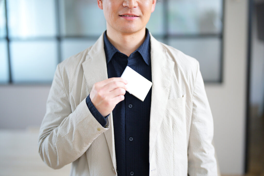 名刺を出す男性