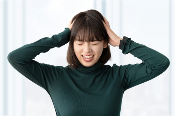 悩む